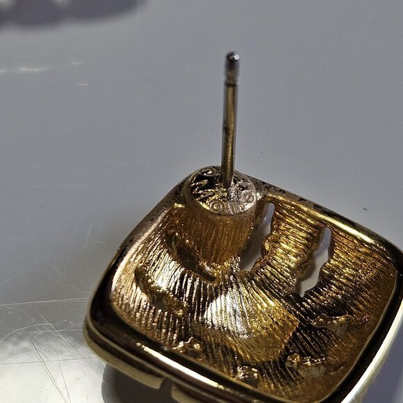 *Sale* Vintage Monet Gold Tone Diamond Shaped Earrings - Picture 7 of 13